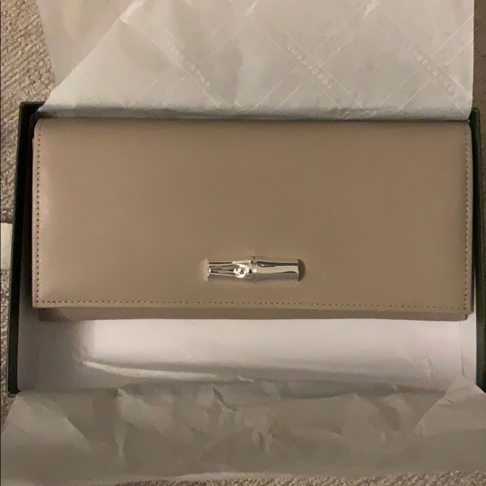 Never worn LONGCHAMP wallet